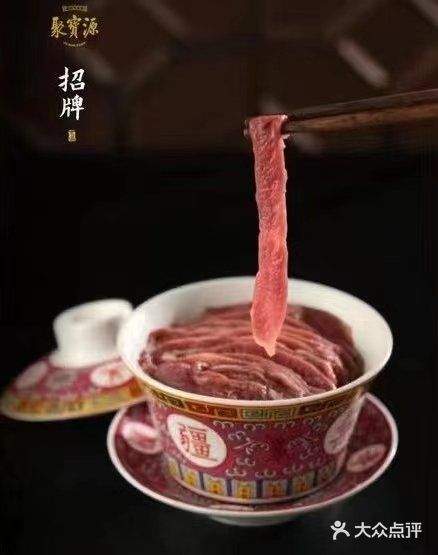 脸上都挂着对美食的期待。他家的手切鲜羊肉，堪称一绝