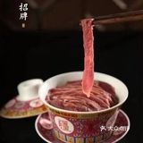 脸上都挂着对美食的期待。他家的手切鲜羊肉，堪称一绝