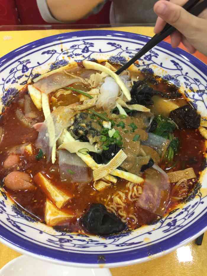 老签传麻辣烫-"味道还不错,中午人还挺多的,建议早点过去.