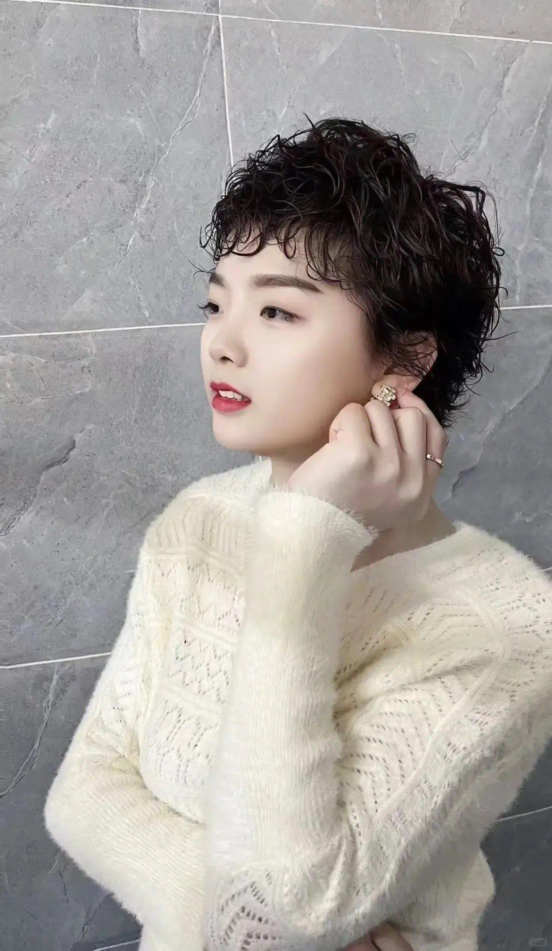 短发烫发是一种既时尚又充满女人味的发型