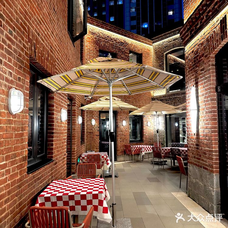 文艺又高雅 | 窗外是老电车,窗内是西餐厅