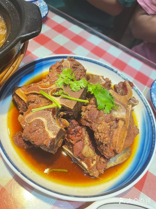 东北哈尔滨酱骨头馆房掌柜铁锅炖原味酱骨架图片