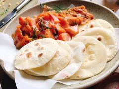 烟熏三文鱼配烤饺子皮和芥末籽酱-BOR Eatery(安福路店)