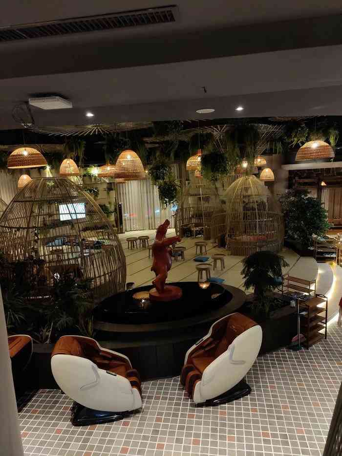 环境还不错门口迎宾态度也都很好洗浴内服务人员看着