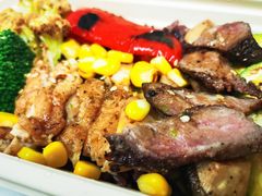 （低温慢烤）牛肉鸡排时蔬杂粮饭-POKEE VIA&Brunch·维娅(重庆来福士店)