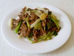 葱爆羊肉-临江米莉莎饭店