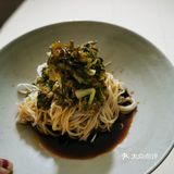 香椿炒鸡蛋配葱油拌面