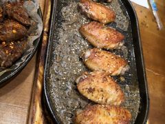 料理烤焦香翅中-老东镇啤酒屋海鲜加工·蒸汽海鲜·海鲜烧烤(台东店)