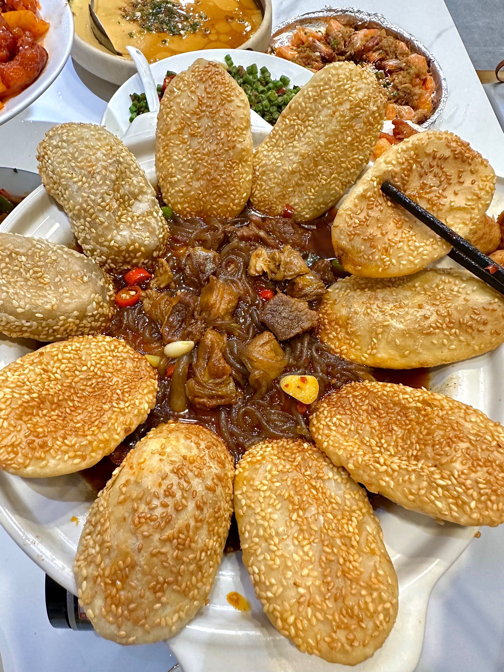 n好吃又便宜的土菜馆里!但是装修很优秀!
这个香酥烧饼.