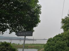 -亮河湾山庄