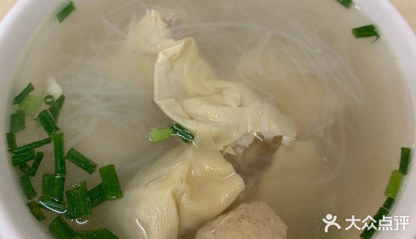 汤汁比较多,油豆腐粉丝汤我家加了辣椒和醋,味道很好吃