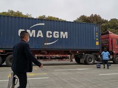 -临港服务区·停车场