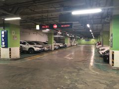 -万达广场菱角湖店-地面停车场