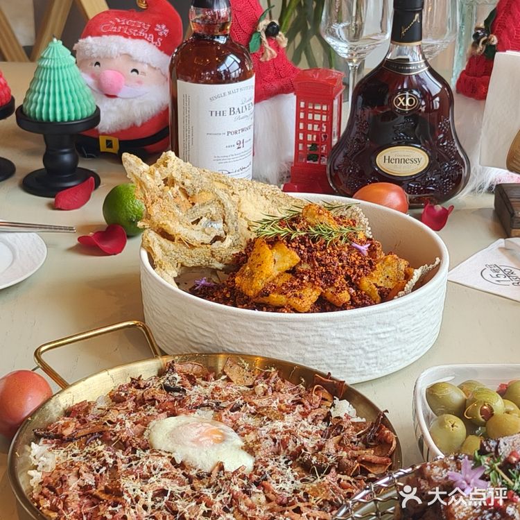 听说外国人都要来新粮仓过圣诞，还有假面舞会