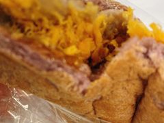 芋泥肉松软欧-风车面包