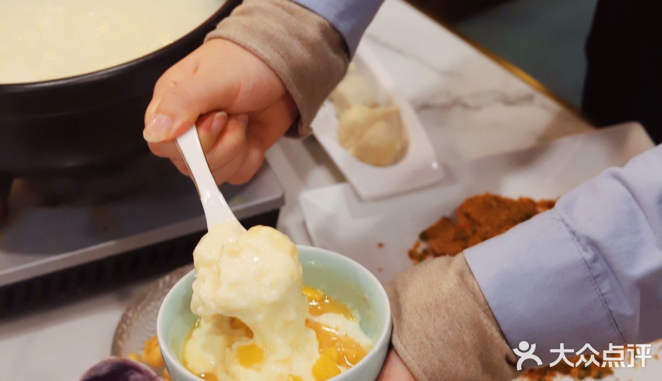 鲜奶麻糬泡在糖水中，香糯嫩滑，还可以拉出超长拉丝