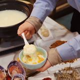 鲜奶麻糬泡在糖水中，香糯嫩滑，还可以拉出超长拉丝