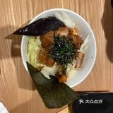 首先是都是鬼灭的粉丝，在里面吃饭很有氛围，有一个超大