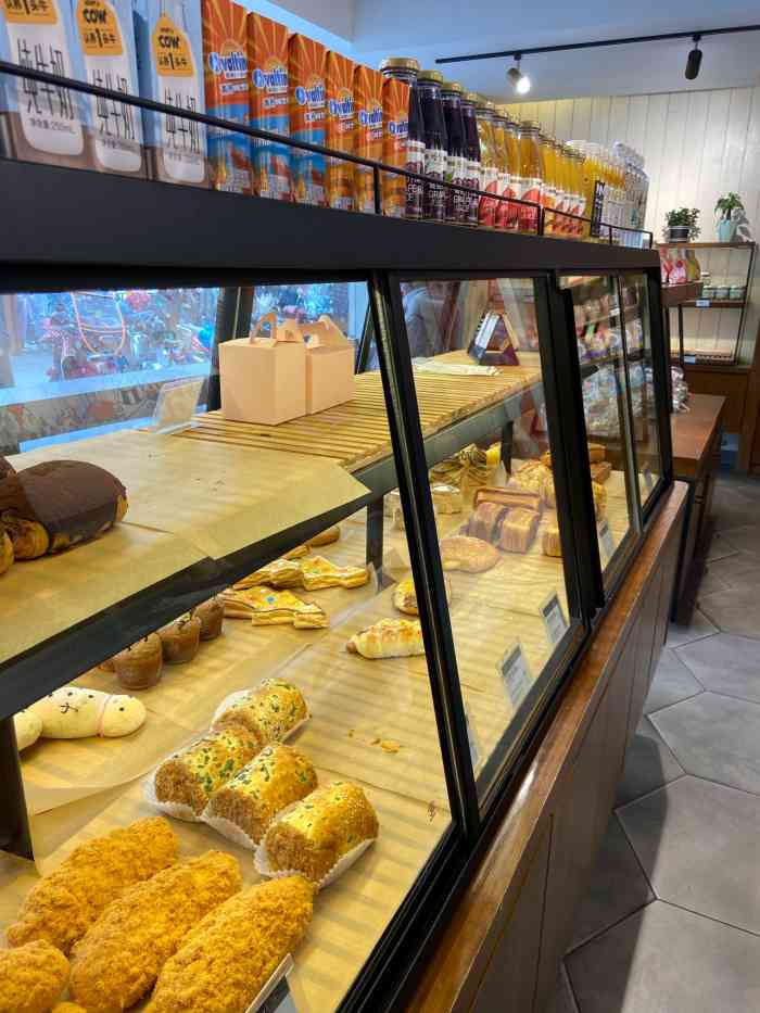 浮力森林(吴山花鸟城店)-"蛋糕90没有,面包到还有些,买了菠萝包和.