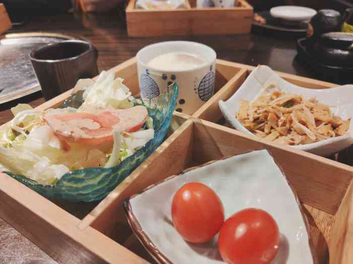 牛尖角创意烧肉(虹桥南丰城店)-"地理位子不错 东西蛮新鲜的 价格不算