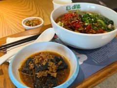 -呷佬·长沙手工米粉(金沙江路店)