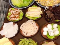 -沪小二炭火蛙锅(淮海中路美食不夜城店)