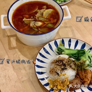 今日菜谱 蜜汁腿排饭 麻辣牛蛙  蜜汁腿排：加入生抽