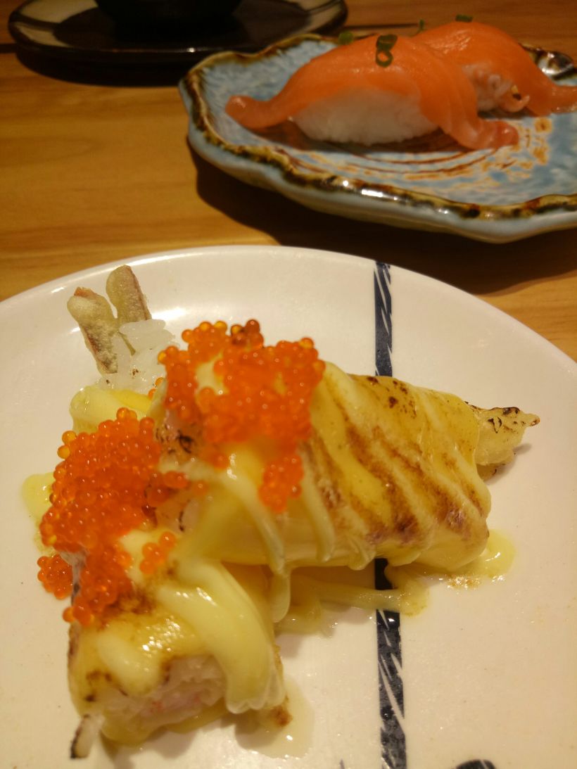 芝士炸虾寿司虾壳炸得不够脆,口感软差.