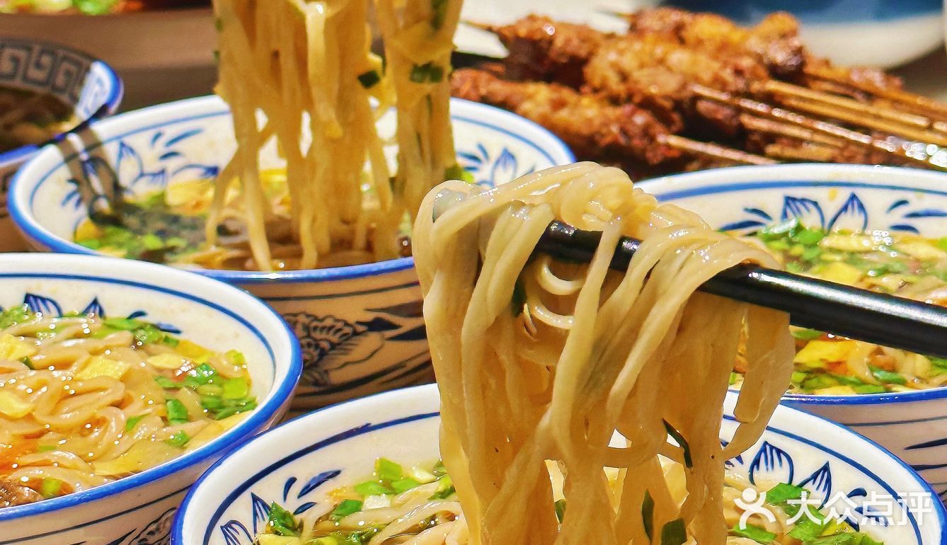 西安探店 | 游大雁塔逛不夜城，吃正宗陕菜