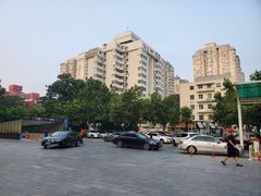 -枫蓝国际购物中心-地面停车场