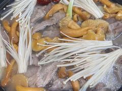 山菌牛肉汤锅-九寨特色牦牛肉汤锅 羊肉汤锅