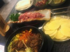 黑椒肥牛石锅饭-芝士牛炭火烤肉
