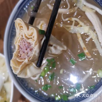 粉丝有点吃不下了。小馄饨一般，但配汤很鲜