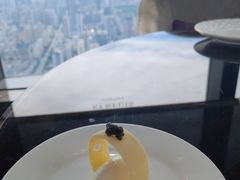 鹅肝荔枝啫喱配鱼子酱面包圈-瑞吉酒店·The Drawing Room闲逸廊·云端下午茶·夜奢Whiskey
