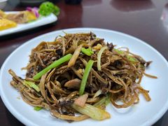 松板肉炒茶树菇-西陵饭店