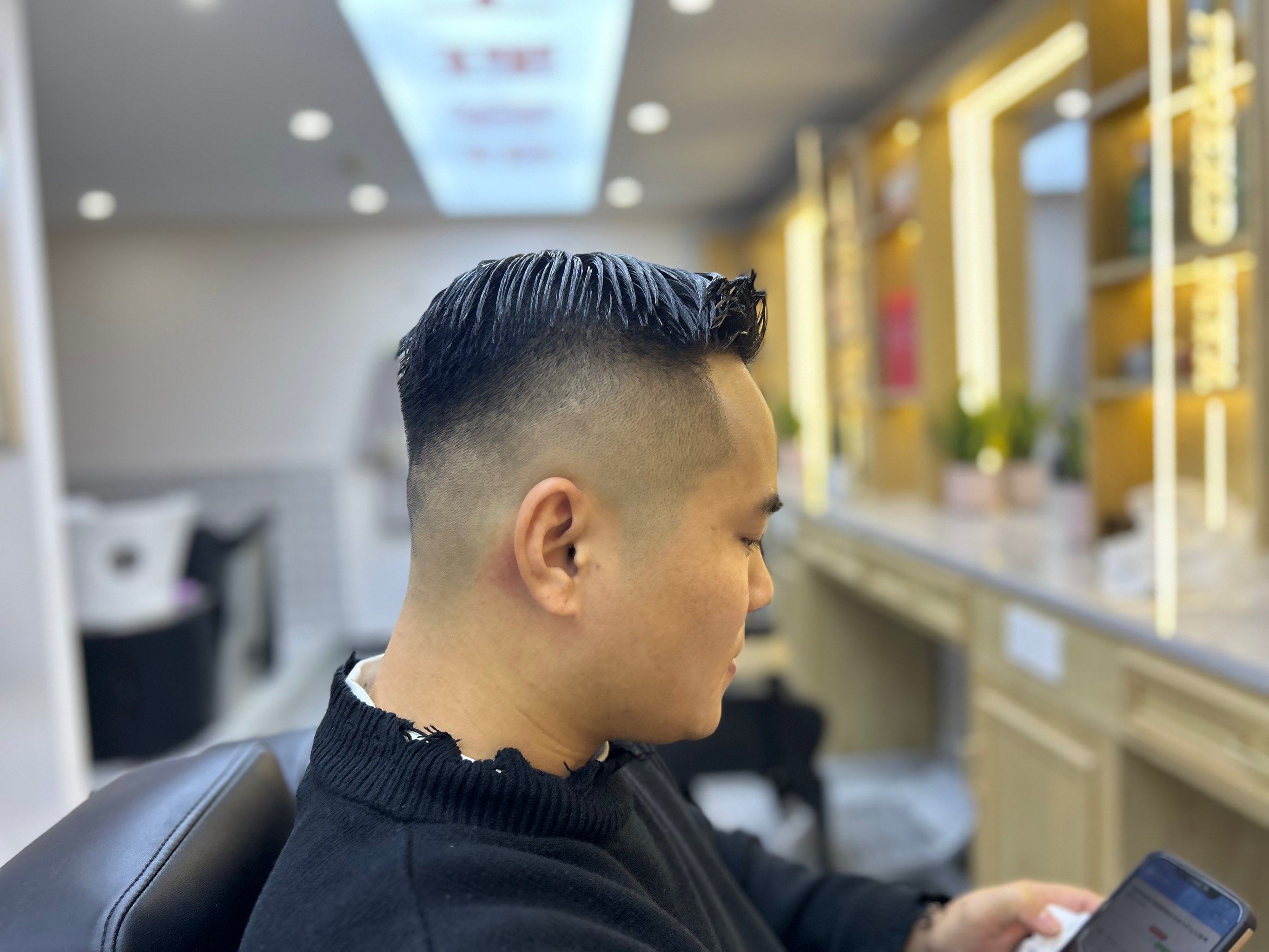 👏必须来给大家唠唠.

我弄的是渐变油头,那理发师的手艺,杠杠