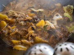 小鸡炖蘑菇-粘豆包柴火铁锅炖
