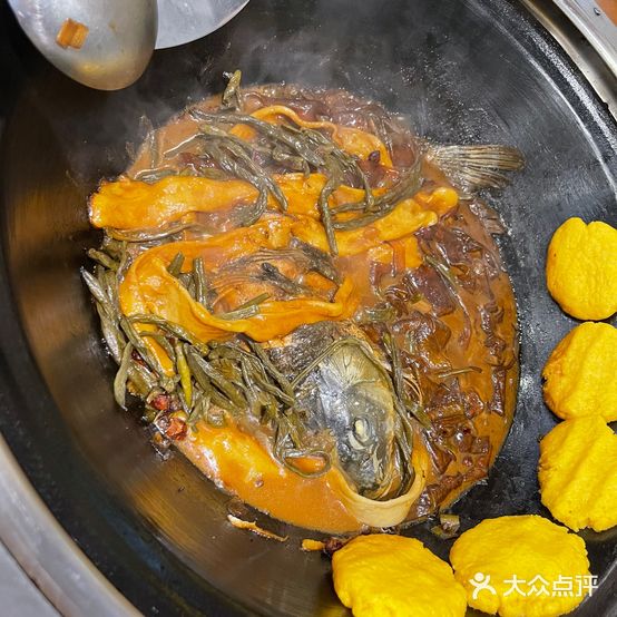 铁锅炖灶台鱼
