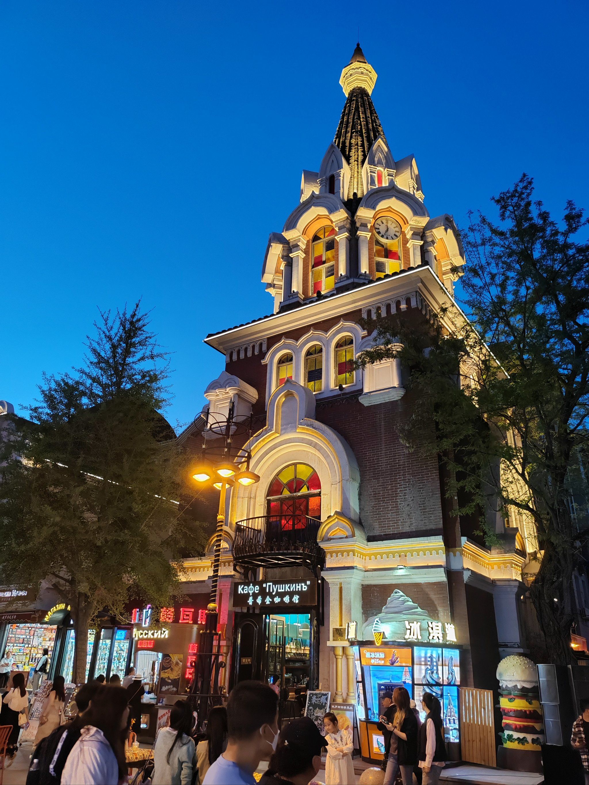 俄罗斯风情街夜晚热闹,人流明显增多了,有旅拍