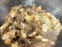 铁锅炖散养小笨鸡-粘豆包柴火铁锅炖