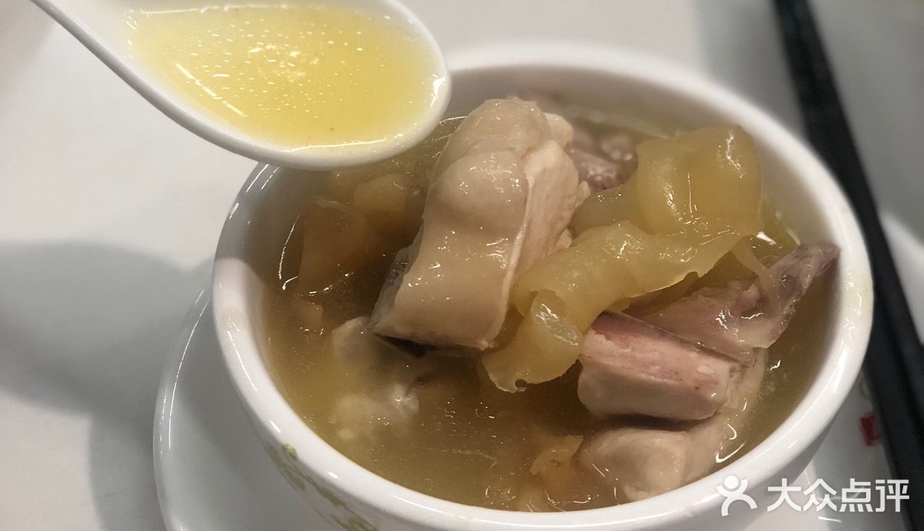 隔壁还有一家路边港式街头风的烧烤店也是他们家的