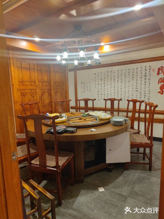万里闯关东铁锅炖菜馆(高新旗舰店)包厢图片
