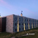 这座城堡酒店与乐高乐园一条马路之隔