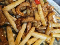 花生芽炒松板肉-卯时·龙光雅宴·精致锡帮菜(惠山古镇店)