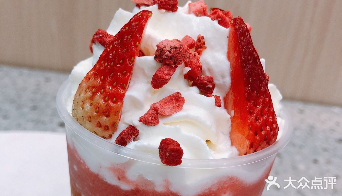 小女巫广州探店云朵草莓奶芙新品来袭