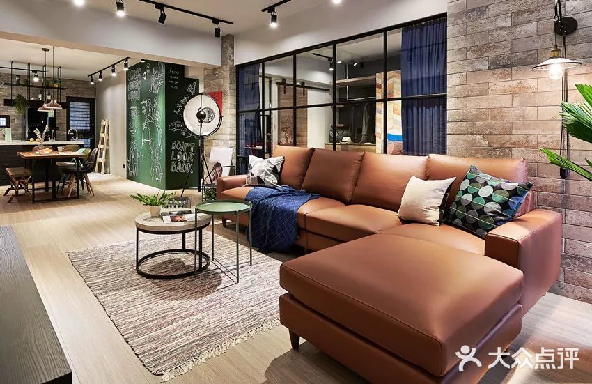 今日分享卧室到客厅的玻璃隔断让人眼前一亮！