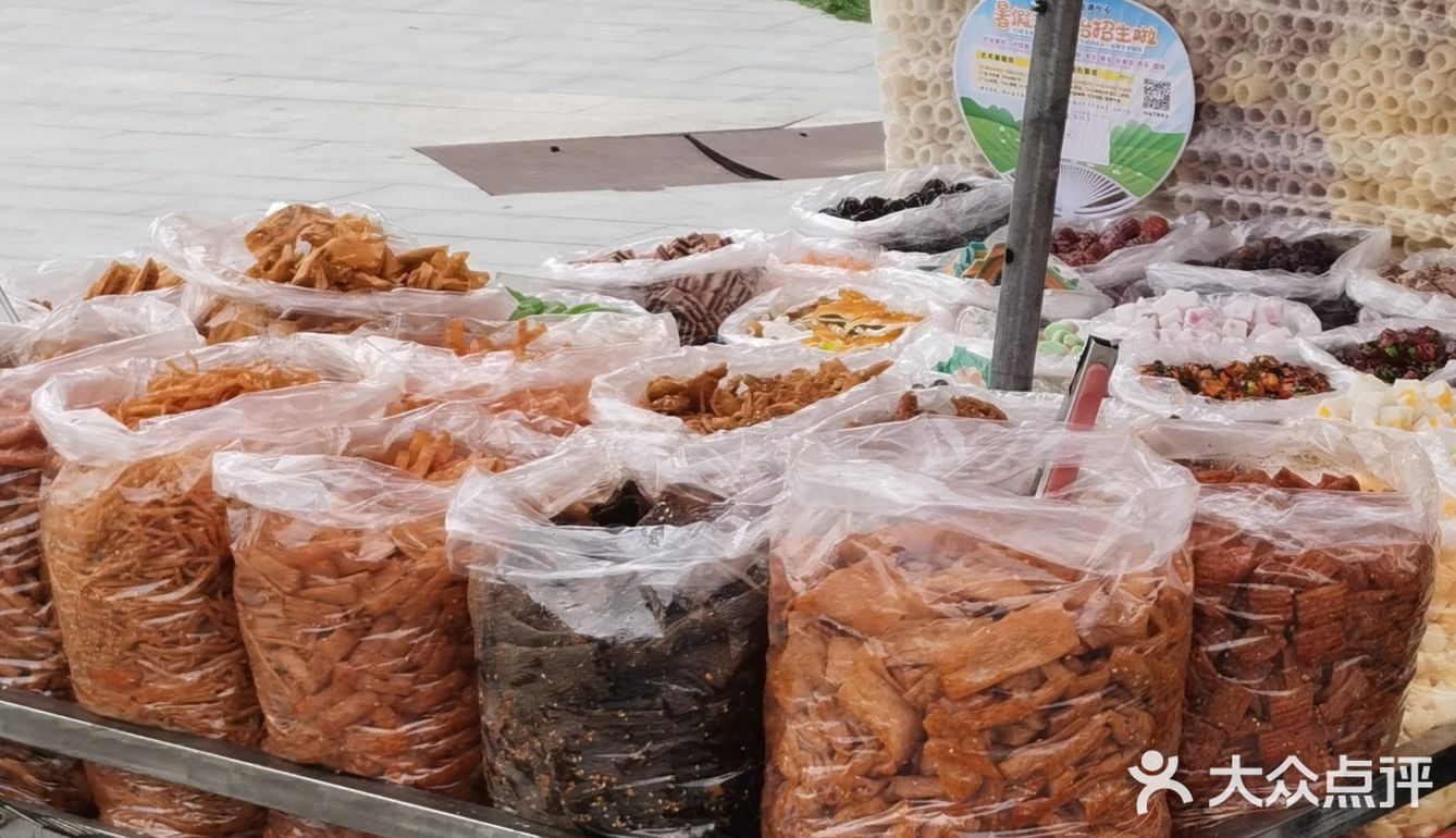 摩天轮下的小商贩