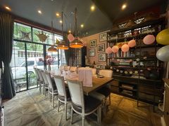 靠窗位-SISTERS BAR RESTAURANT川意酒馆(嘉善老市H楼店)
