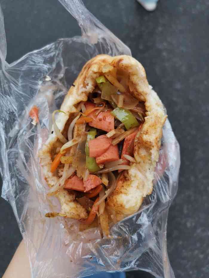 顺路买了个烧饼夹菜,人还挺多的,但口味吧,一般,感觉不入味.