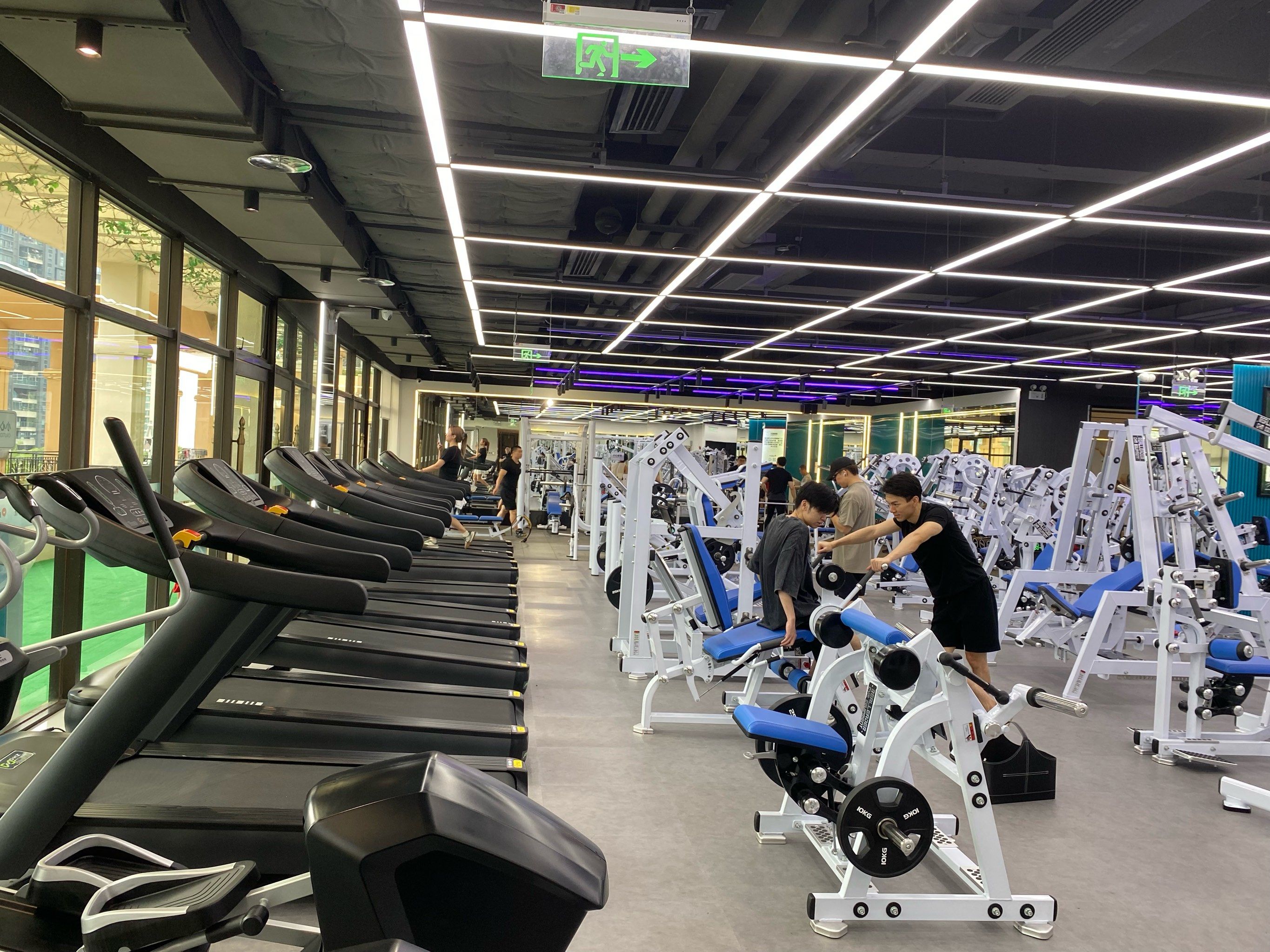这家健身房200多一个月,私教也不贵,不错👍